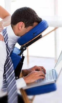 Amma sur chaise:De la tête aux hanches, le moyen le plus rapide de voyager et de revenir à temps pour répondre à vos e-mails. Premier arrêt: Narnia. 20min=60,00 35min=80,00